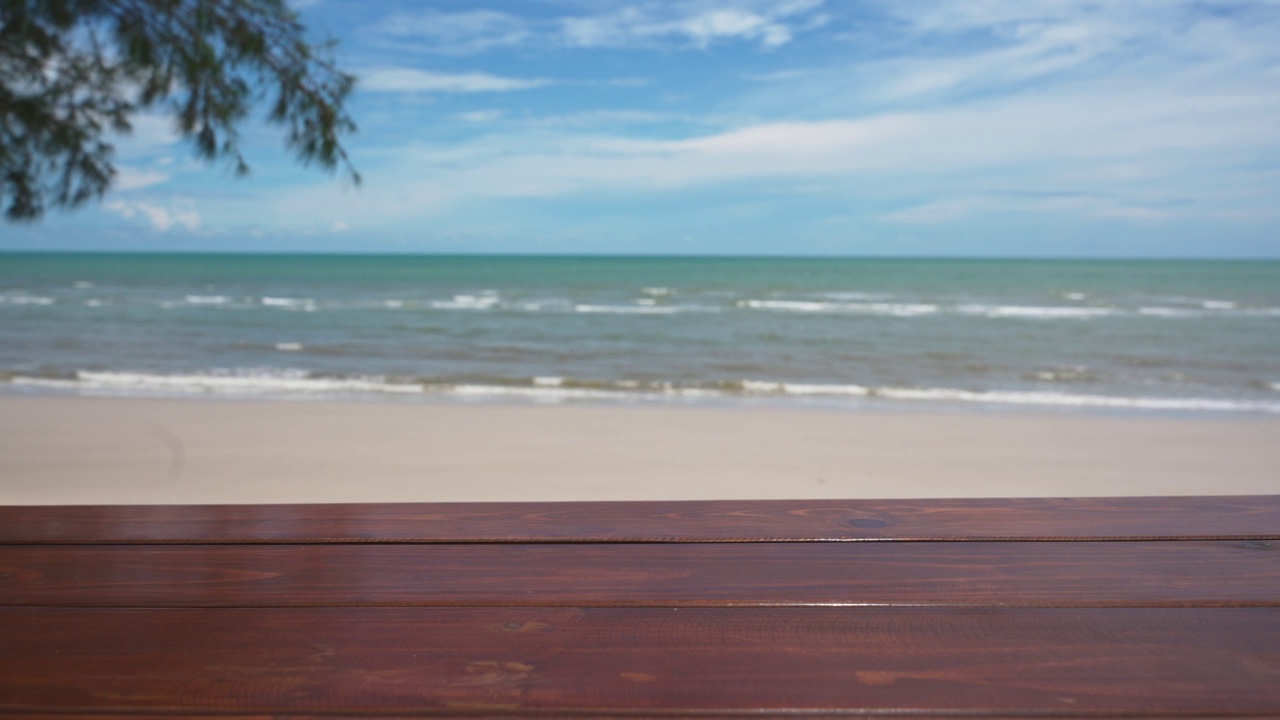 木制的桌面在热带海浪在海上在暑假阳光灿烂的一天视频素材