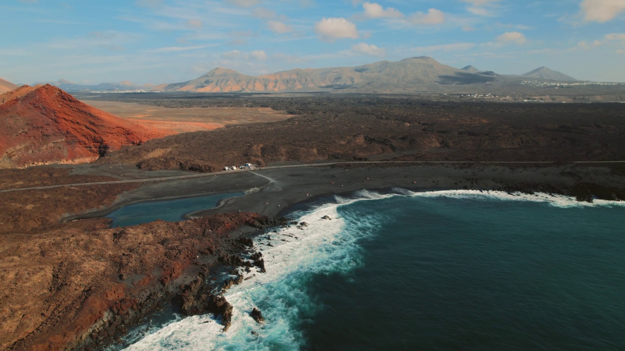 美丽的无人机视角火山绿湖或佛得湖，Bermeja海滩，Charco de los Clicos在El Golfo的观点。兰萨罗特岛。西班牙视频素材