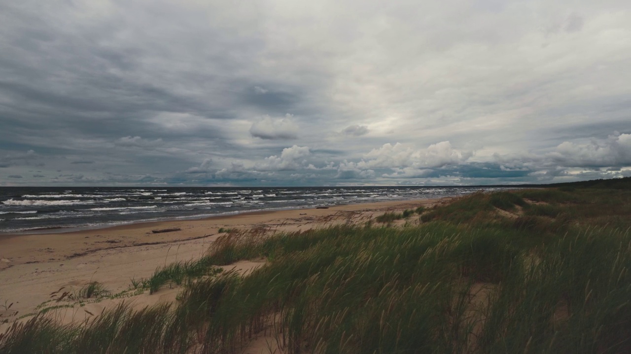 波罗的海海滩上暴风雨中的海浪视频素材