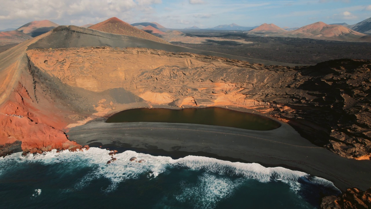 美丽的无人机视角火山绿湖或佛得湖，Charco de los Clicos在El Golfo的观点。兰萨罗特岛。加那利群岛。西班牙。著名景点和地标，旅游目的地概念视频素材