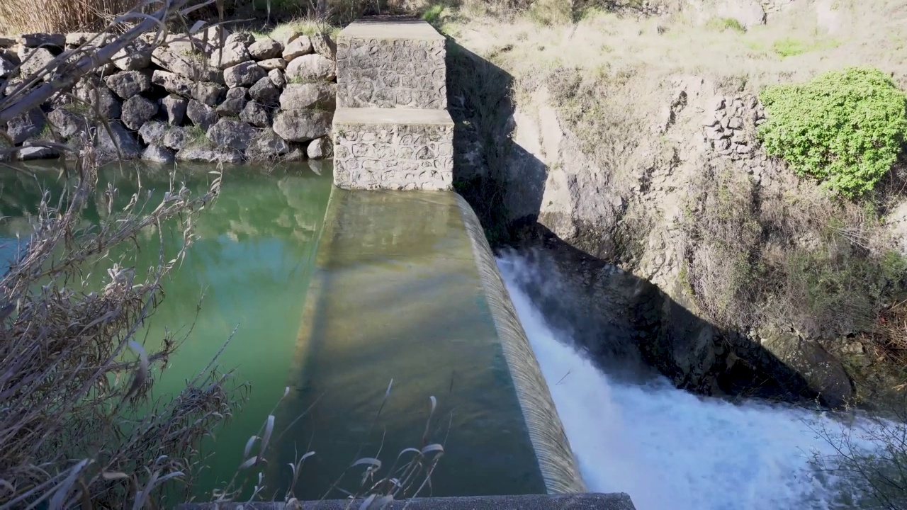 有水的小水坝视频素材