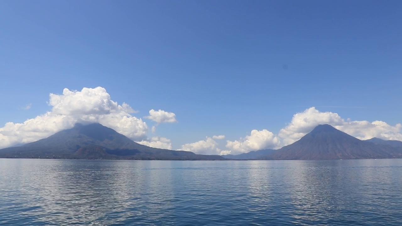 危地马拉的阿提特兰湖，背景上有火山视频素材