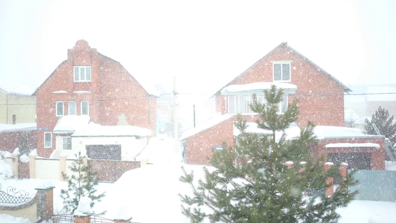 在西伯利亚克麦罗沃私人住宅的背景下，城市遭遇了大雪视频素材