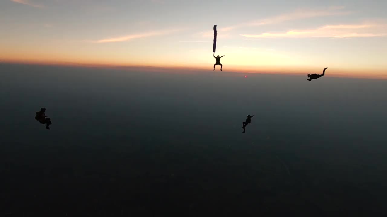 跳伞组在夕阳下视频素材