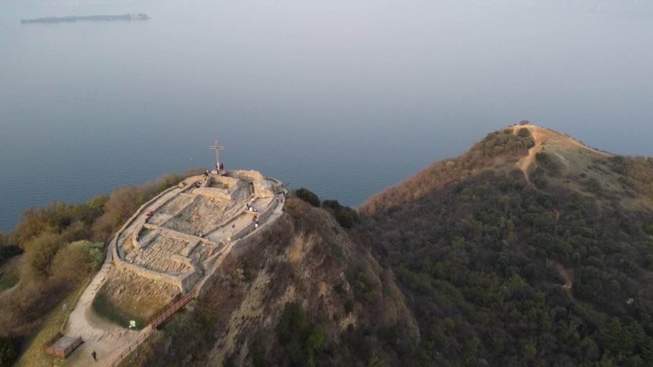 空中无人机拍摄。全景的罗卡迪Manerba，加尔达湖前的古老城堡视频素材