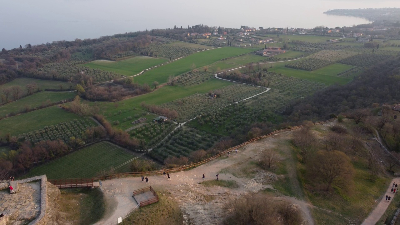 空中无人机拍摄。全景的罗卡迪Manerba，加尔达湖前的古老城堡视频素材