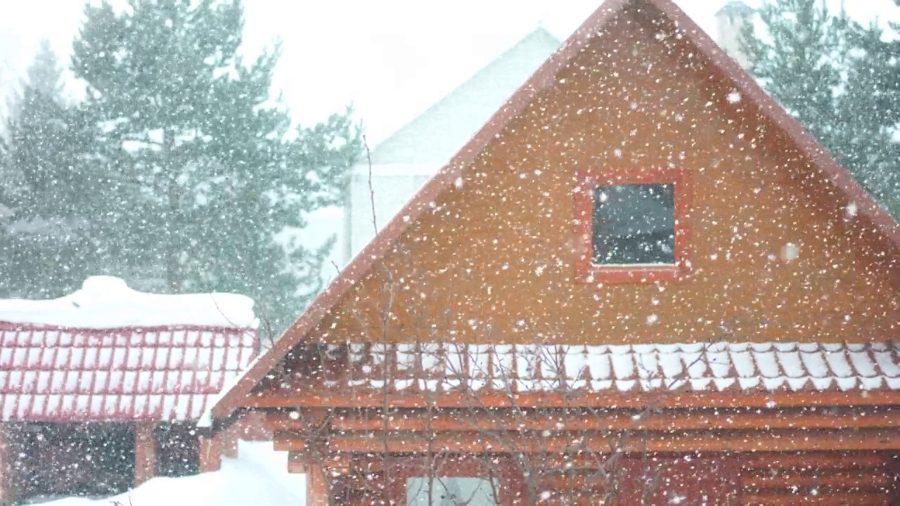 在西伯利亚克麦罗沃私人住宅的背景下，城市遭遇了大雪视频素材