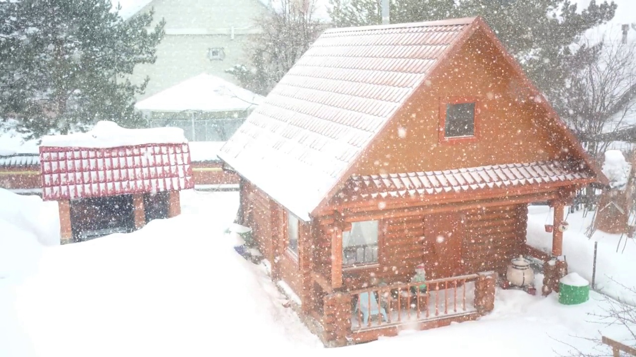 在西伯利亚克麦罗沃私人住宅的背景下，城市遭遇了大雪视频素材