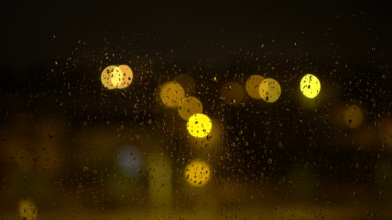 夜晚窗户上的雨滴视频素材