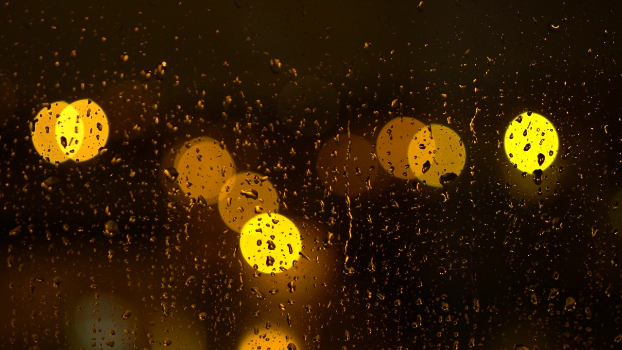 夜晚窗户上的雨滴视频素材