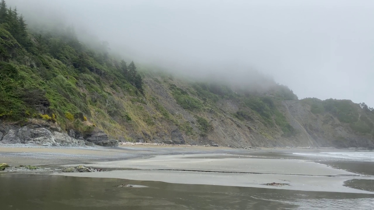 空宁静平静的海边海浪早晨雾海岸线海浪潮池视频视频素材