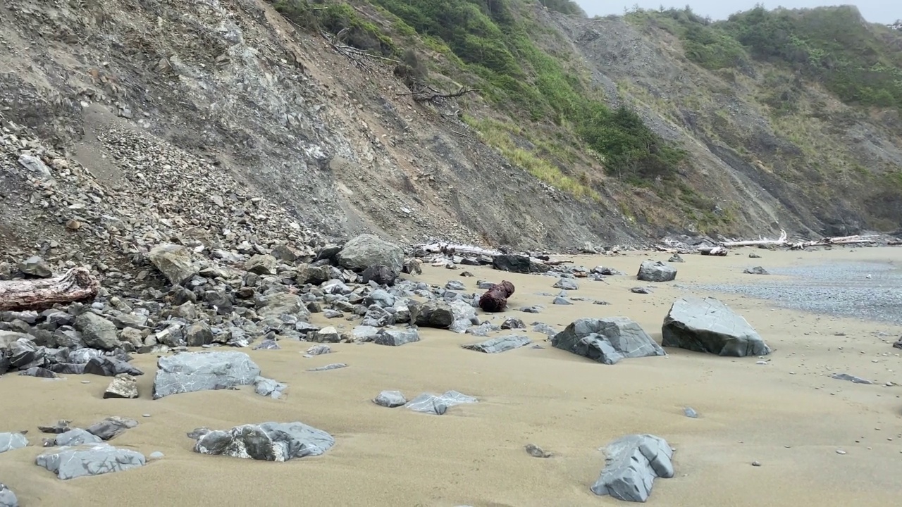 沙质的海岸线，海滩，多雾，阴天，清晨，海边，海浪，徒步旅行空视频视频素材