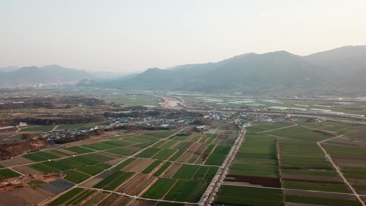 自然景观——山景、农田、隧道、道路、村庄的日落和春天盛开的樱花/韩国全罗南道求礼郡视频素材