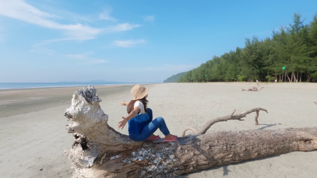 亚洲妇女在海边旅行的背景。视频素材