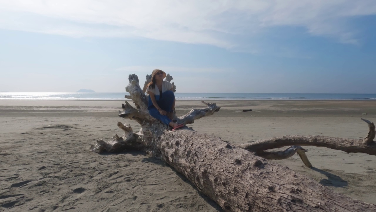 亚洲妇女在海边旅行的背景。视频素材