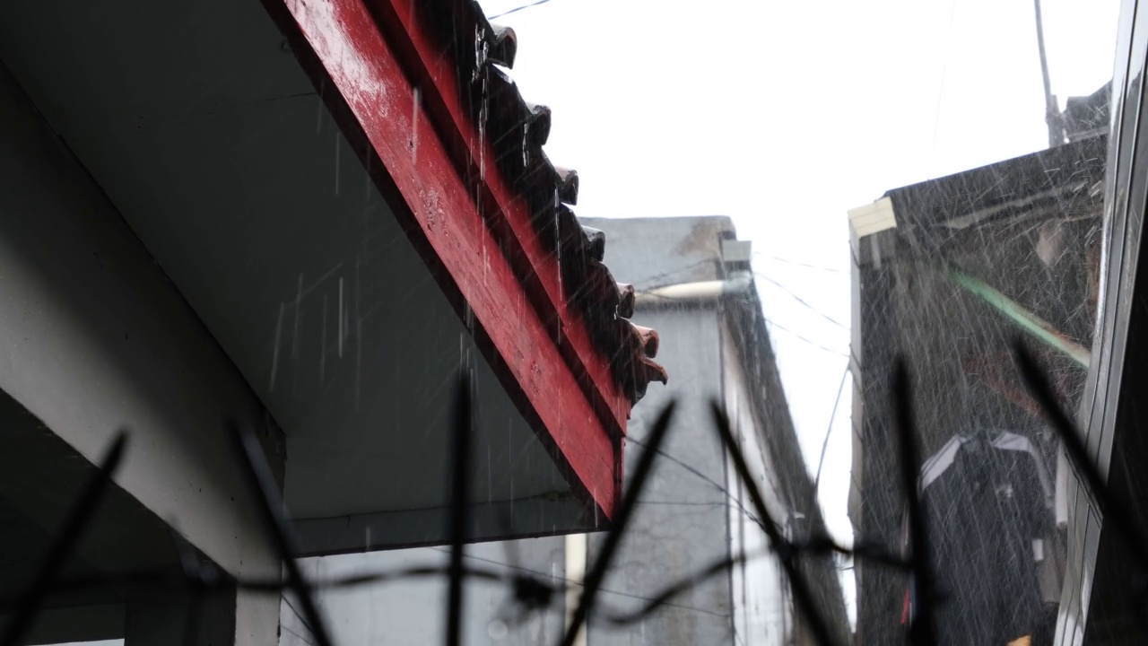 在大雨和暴风雨中屋顶房屋的边缘视频素材