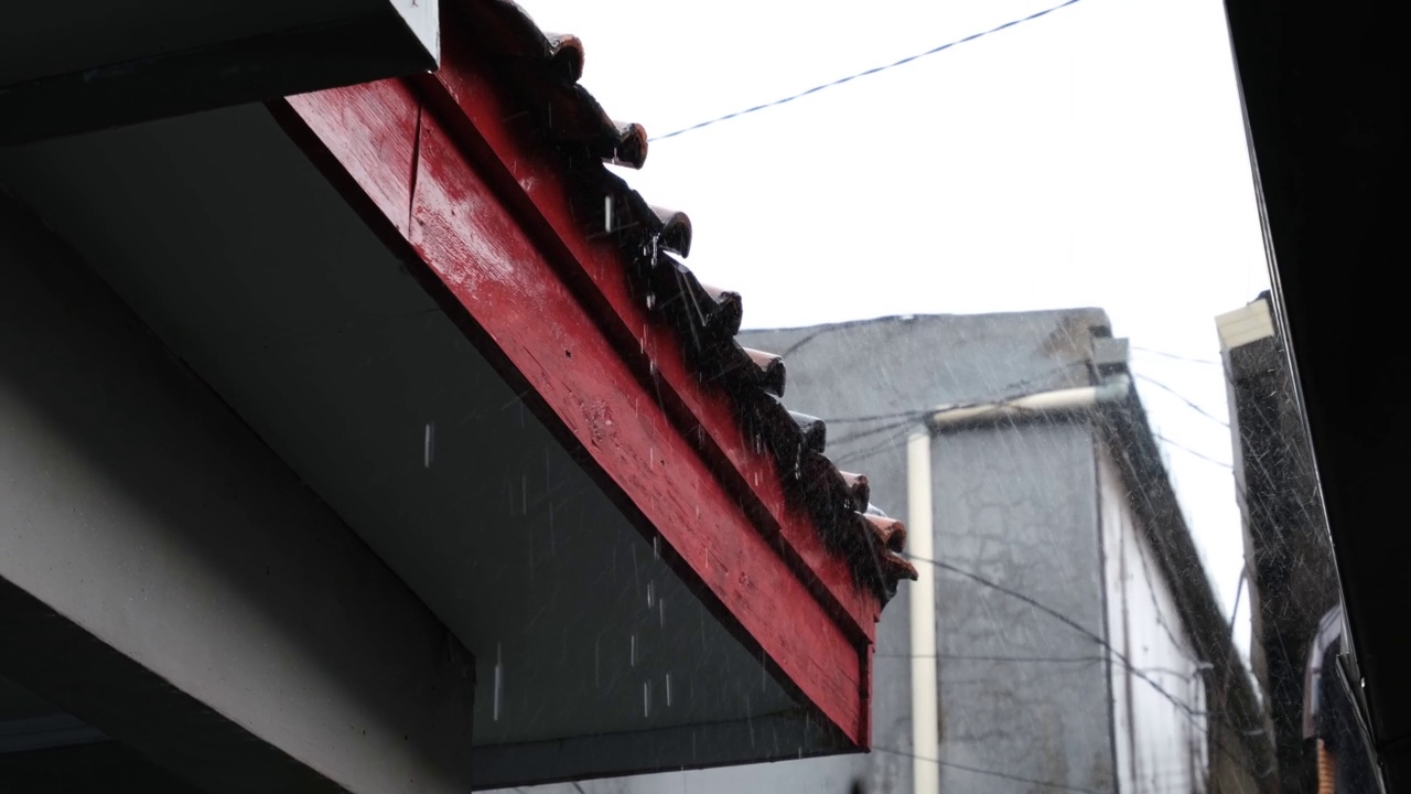 在大雨和暴风雨中屋顶房屋的边缘视频素材