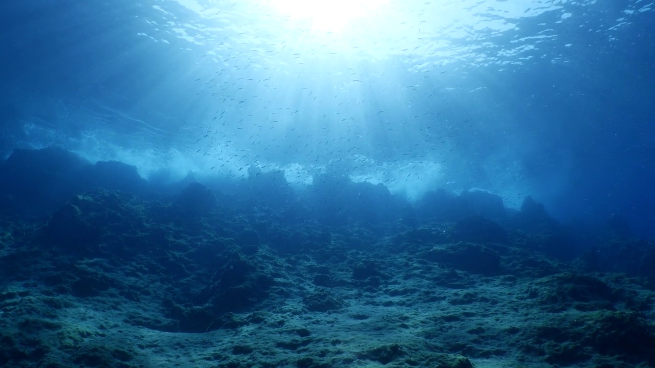 阳光和阳光光束的风景水下水面海浪慢的海洋风景背景视频素材