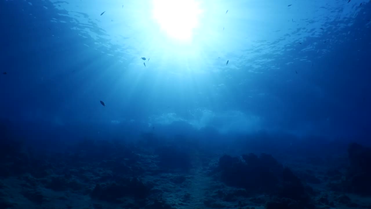 波涛汹涌的海水，波涛汹涌的海水，水下的海浪撞击着岩石，在海面上形成泡沫，形成海洋风景的背景视频素材