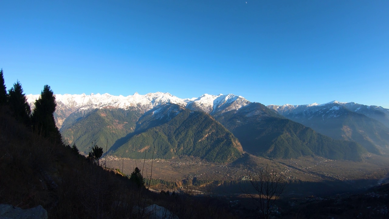 日落时分，喜马拉雅山脉积雪覆盖，4K延时拍摄。当太阳从天空落下时，阴影开始覆盖整座山。自然背景视频素材