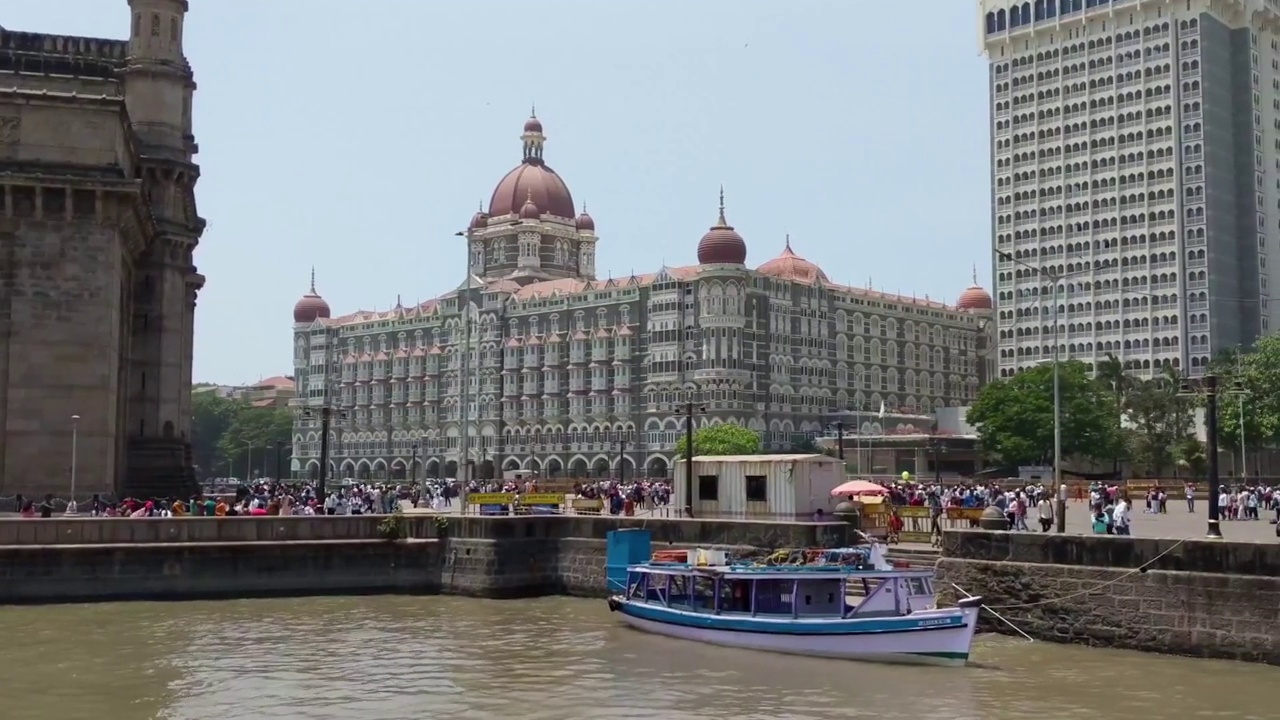 热门旅游景点印度门户在孟买。从渡口俯瞰泰姬陵。视频素材