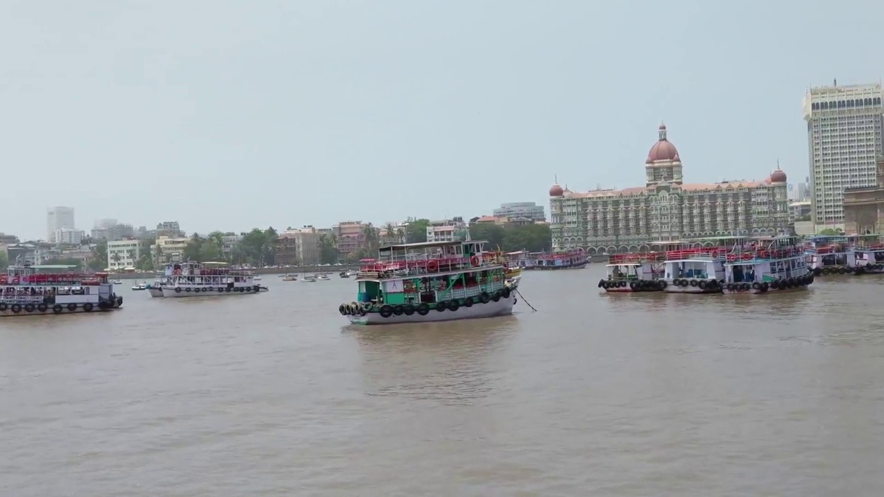 热门旅游景点印度门户在孟买。从渡口俯瞰泰姬陵。视频素材