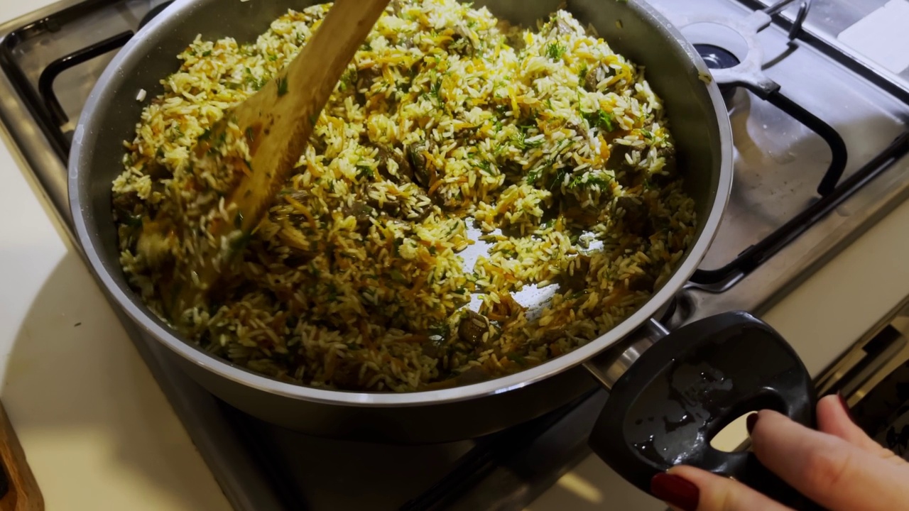 烹饪乌兹别克传统食物肉米饭视频素材