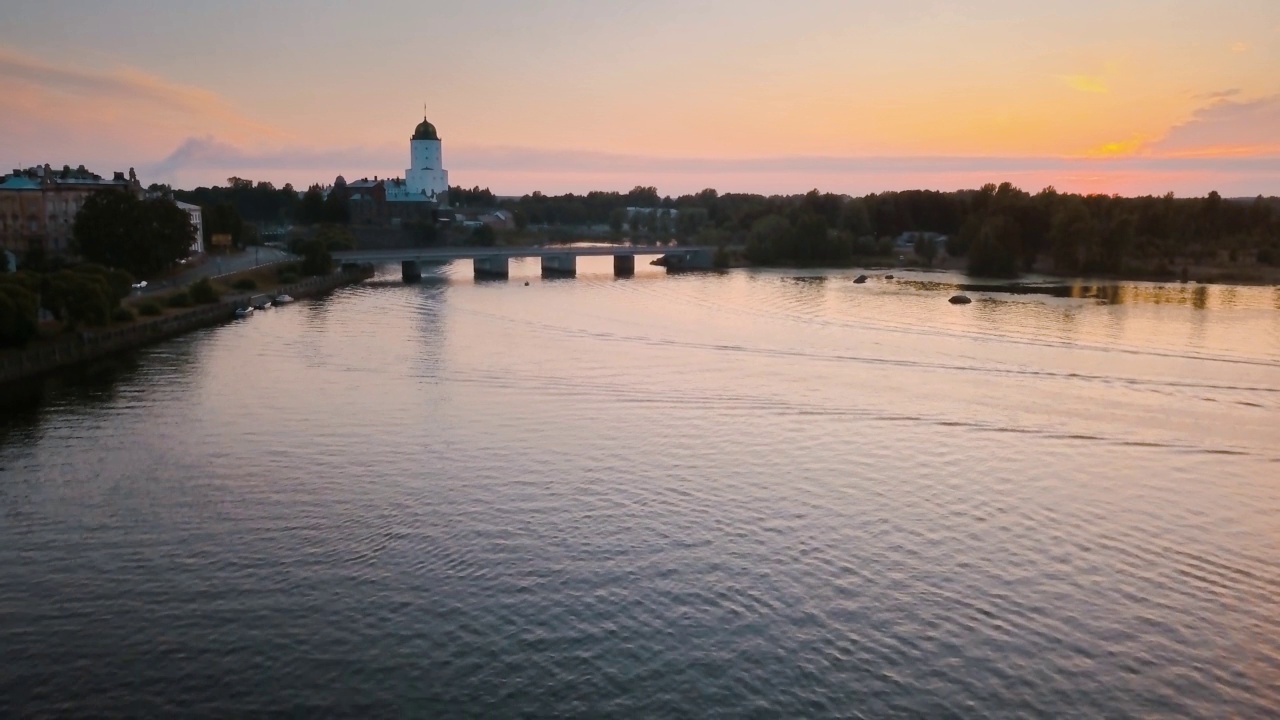 俄罗斯维堡岛中世纪圣奥拉夫城堡的鸟瞰图。夏日夕阳下的城市景观视频素材