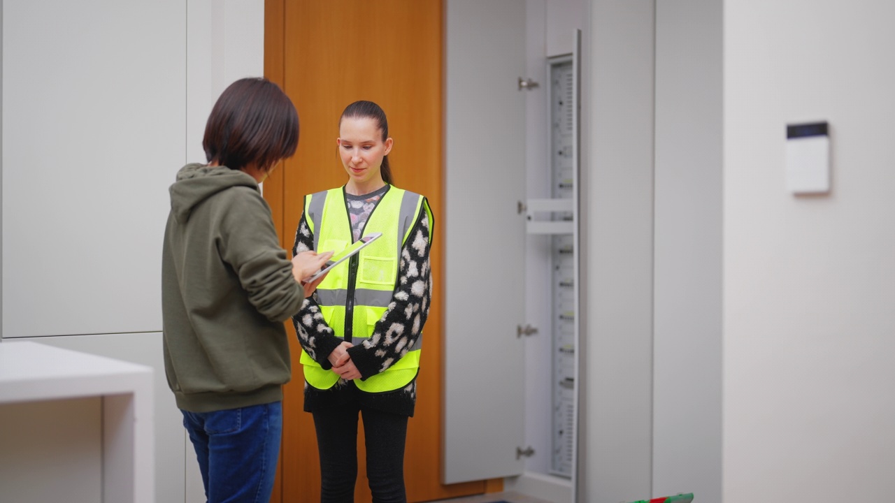 女技术人员从客户那里得到数字签名视频素材