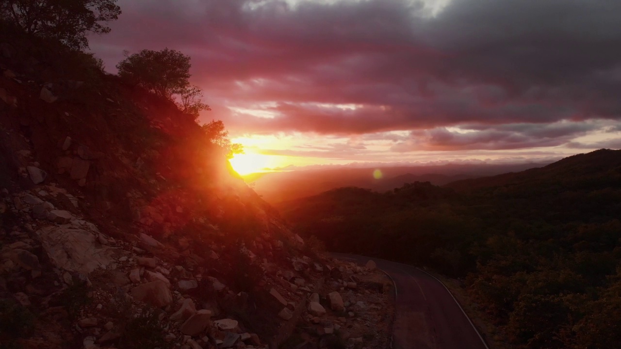 山上的橙色夕阳视频素材