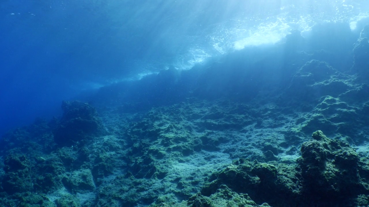 银线鱼风景水下太阳光束阳光水下地中海太阳照耀放松的海洋风景视频素材