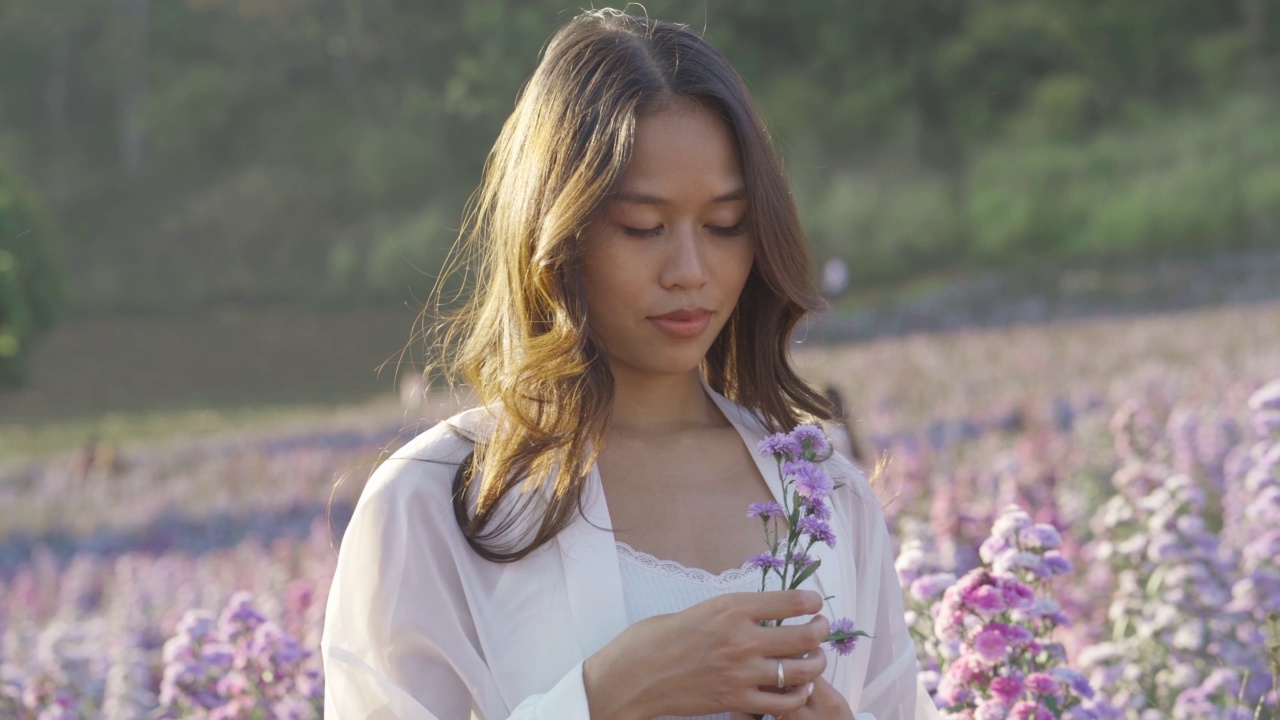 快乐的泰国女人在花田里玩得开心视频下载