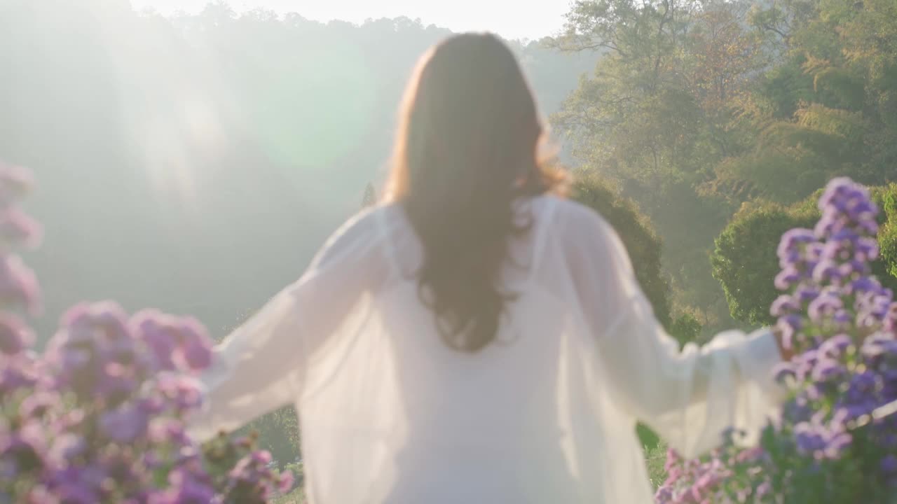 快乐的泰国女人在花田里玩得开心视频素材