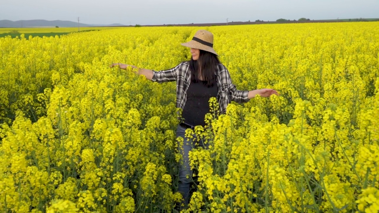 在外面检查她的油菜籽视频素材