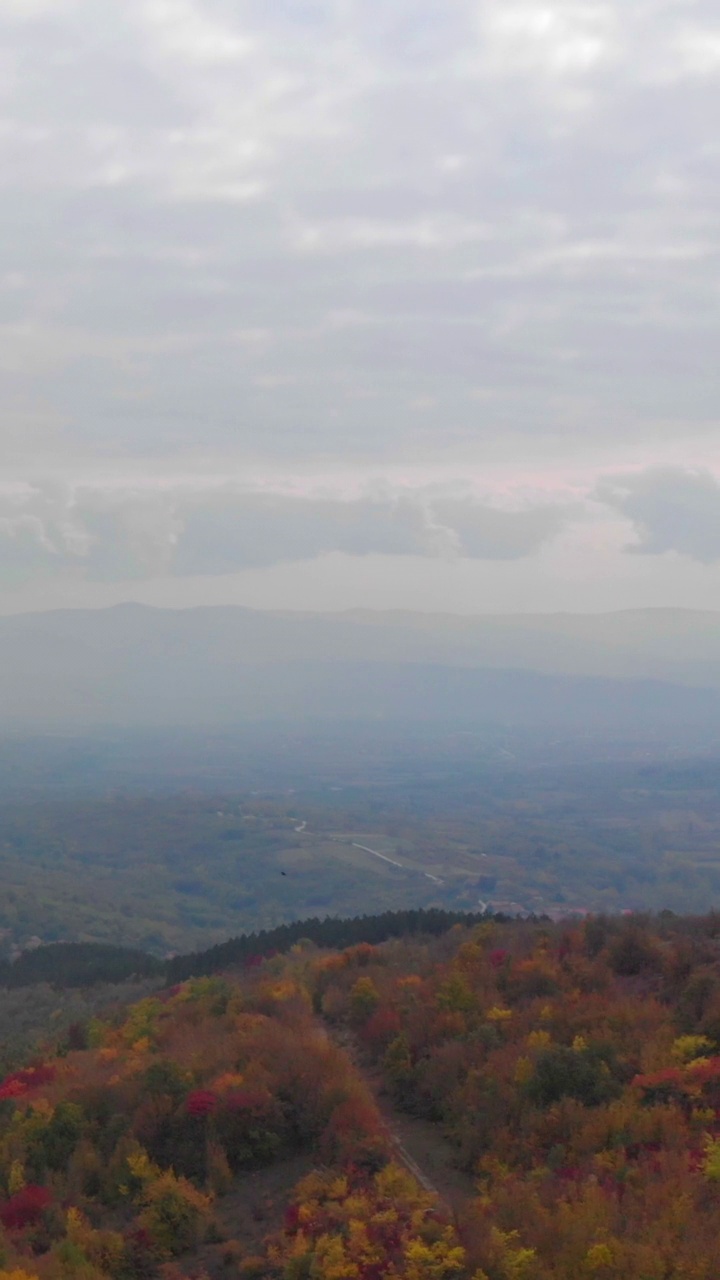 山岭秋日，阴天天视频素材