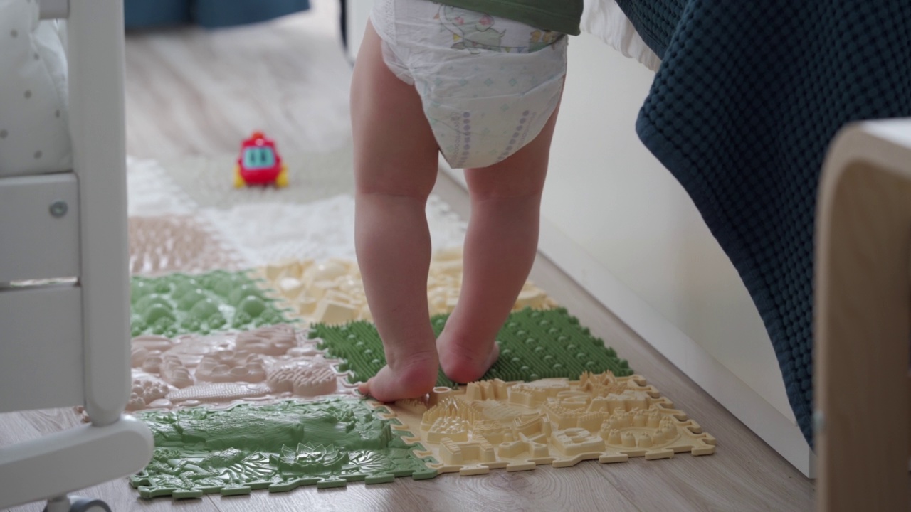 幼儿足部按摩垫。腿部矫形按摩垫。视频素材