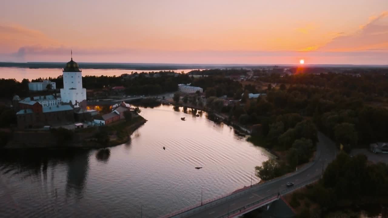 俄罗斯维堡岛中世纪圣奥拉夫城堡的鸟瞰图。夏日夕阳下的城市景观视频素材