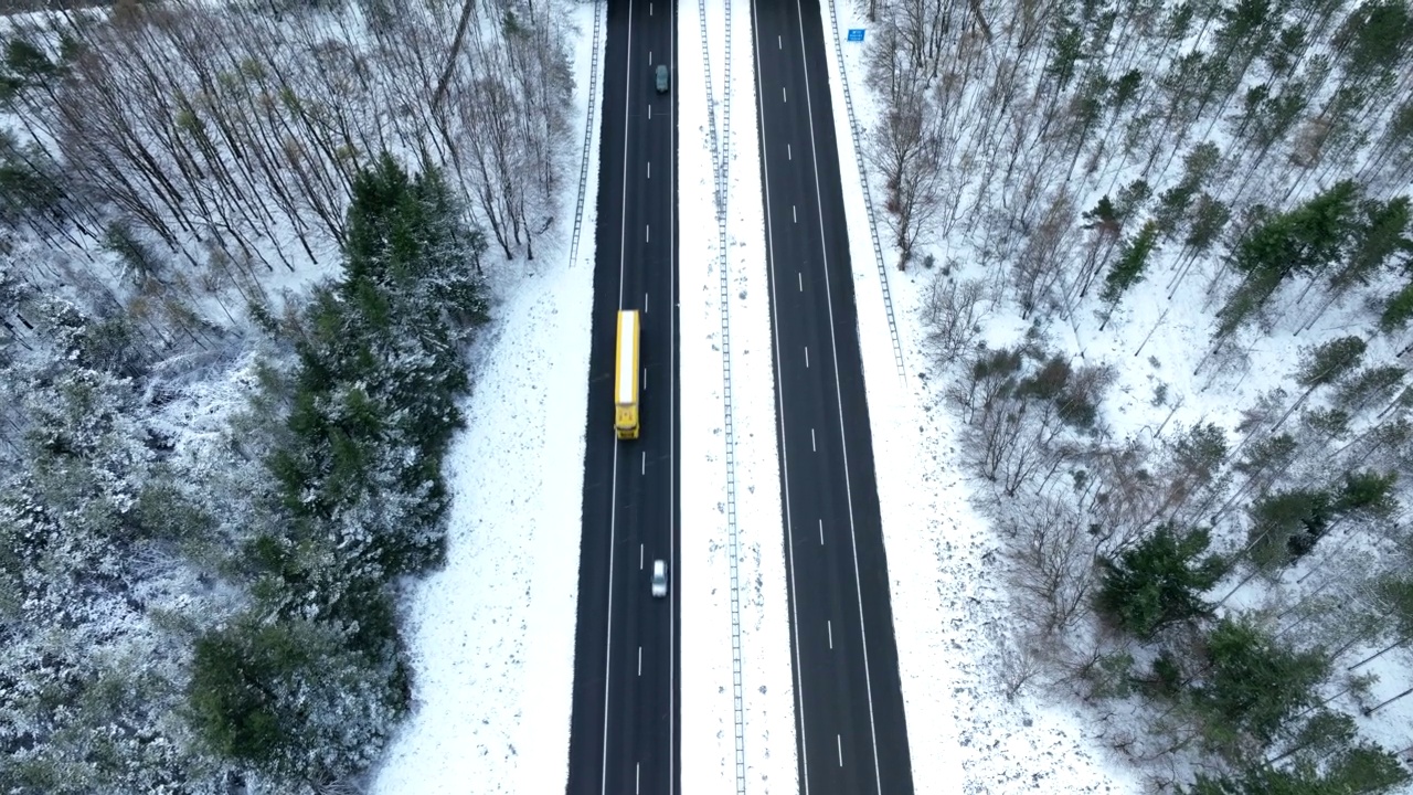 高速公路穿过雪域森林景观从上面看到视频素材