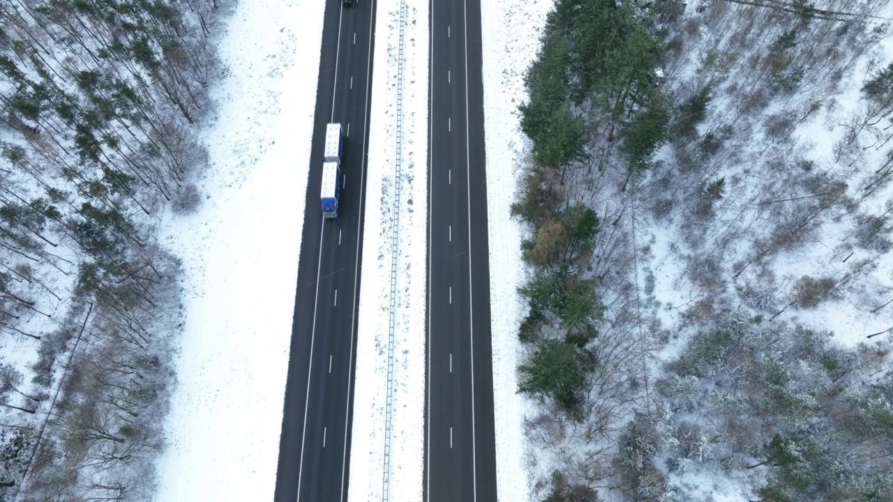 高速公路穿过雪域森林景观从上面看到视频素材