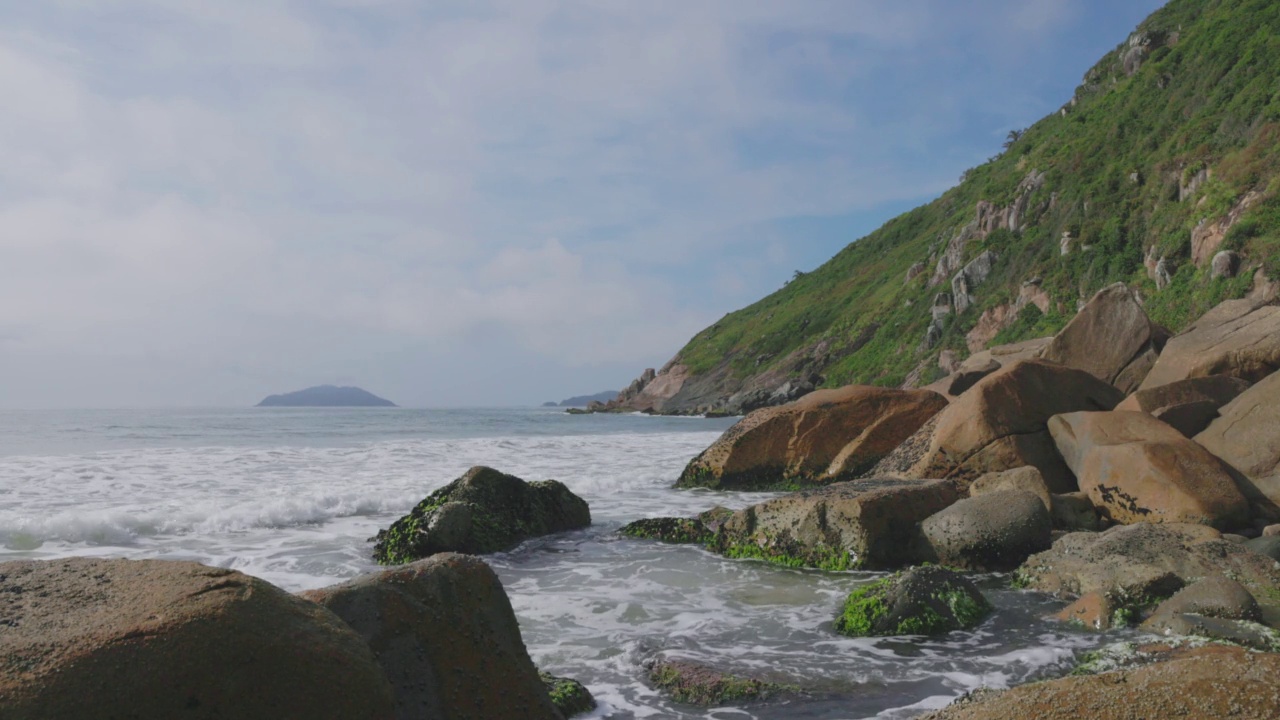 巴西有石头的热带海岸线和海浪的海洋。视频素材