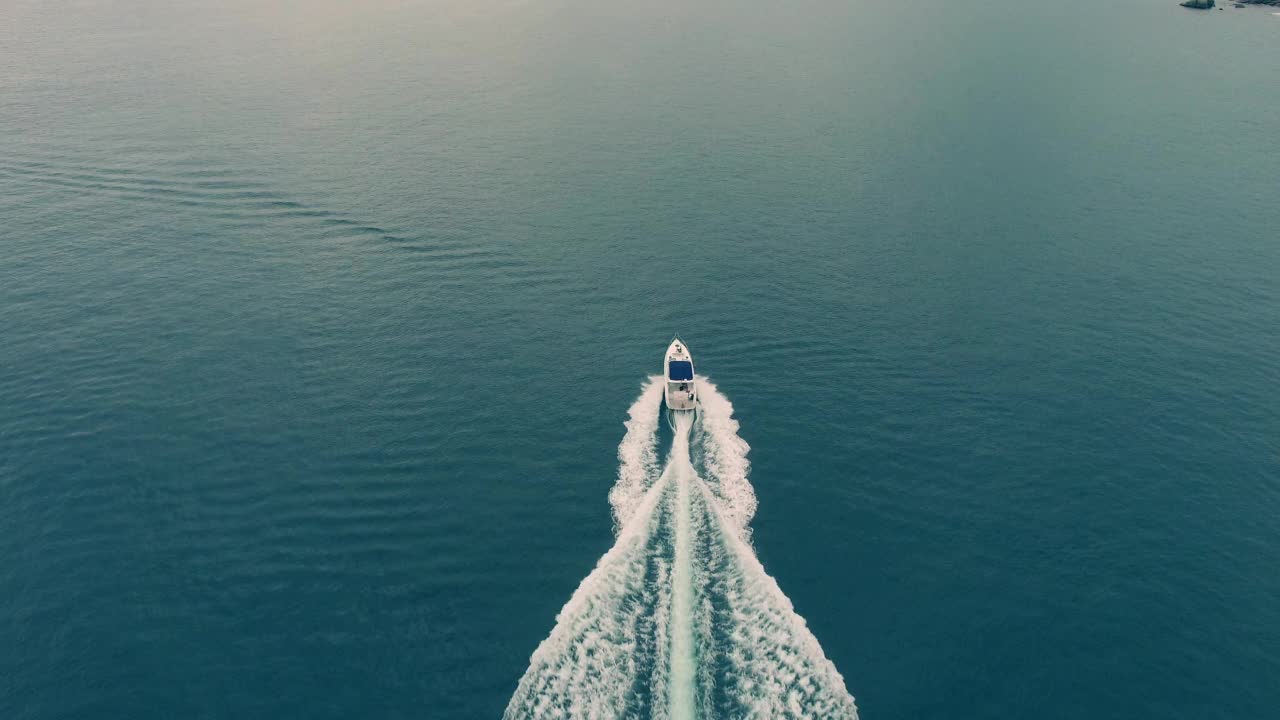 豪华快艇在海上巡航的鸟瞰图视频素材