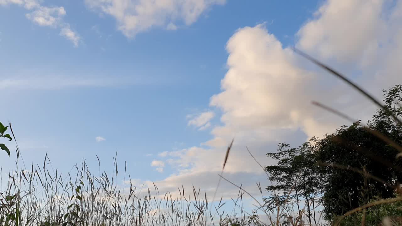 时光流逝的镜头，美丽的云朵和天空视频下载