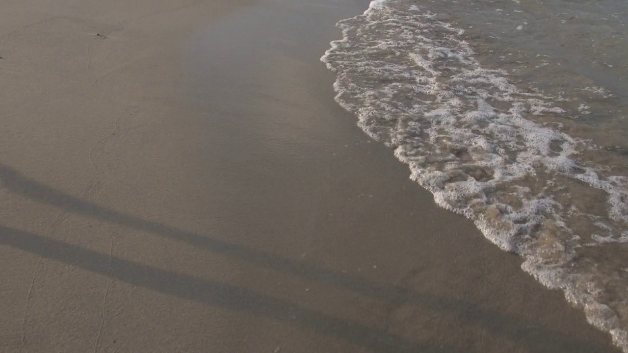 海浪在海上的运动。空的沙滩。前视图。视频素材