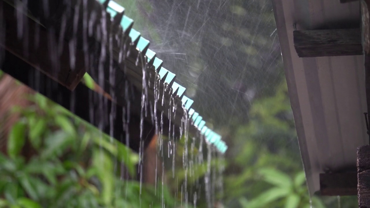 泰国雨季，屋顶下雨。视频素材