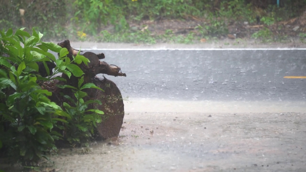 在暴雨期间，城市街道上的住宅街道被大雨淹没视频素材