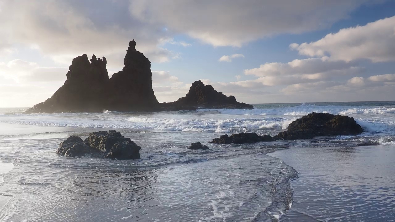 海边的日落，有火山岩的海滩。视频素材