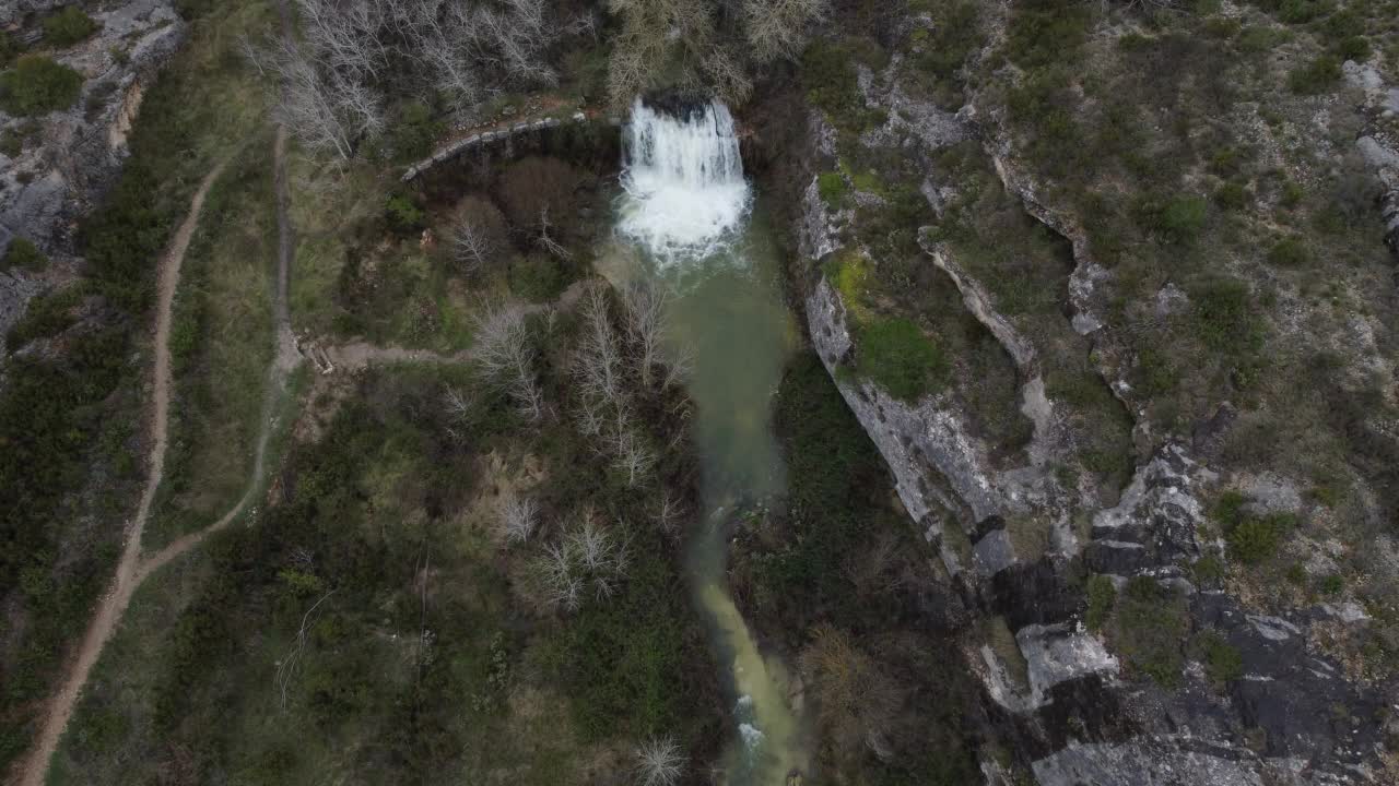 鸟瞰图，峡谷之间的河流和春天的大瀑布。视频素材