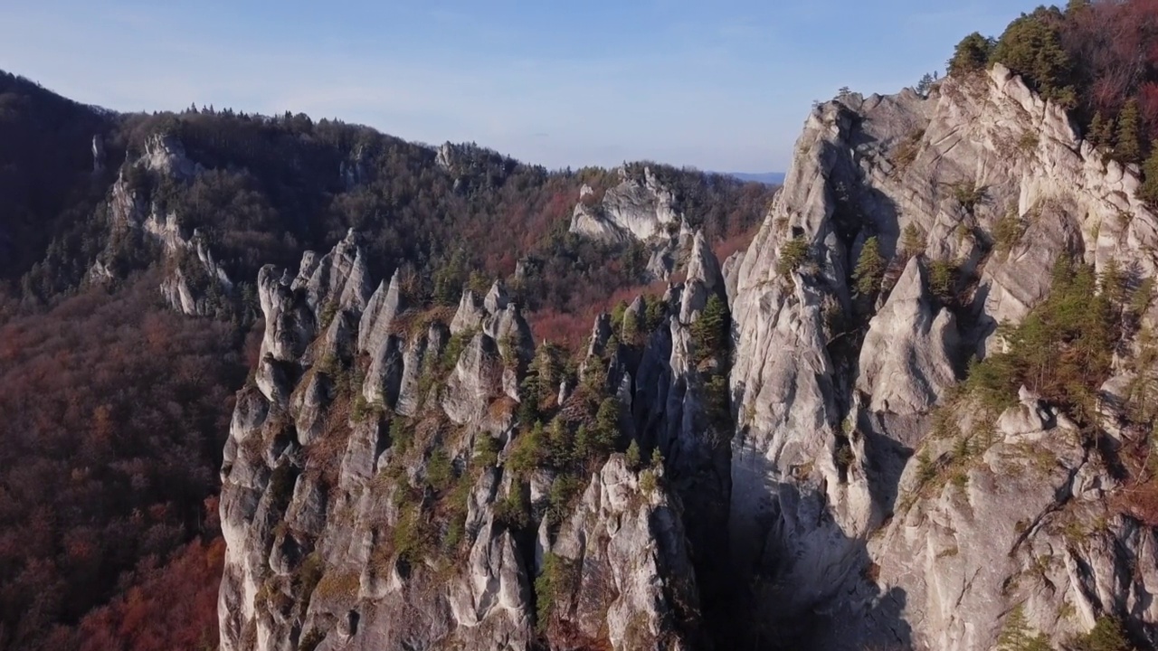 在秋天的森林上空鸟瞰苏洛夫岩层。斯洛伐克日利纳附近，从24帧加速到2.5倍。视频素材