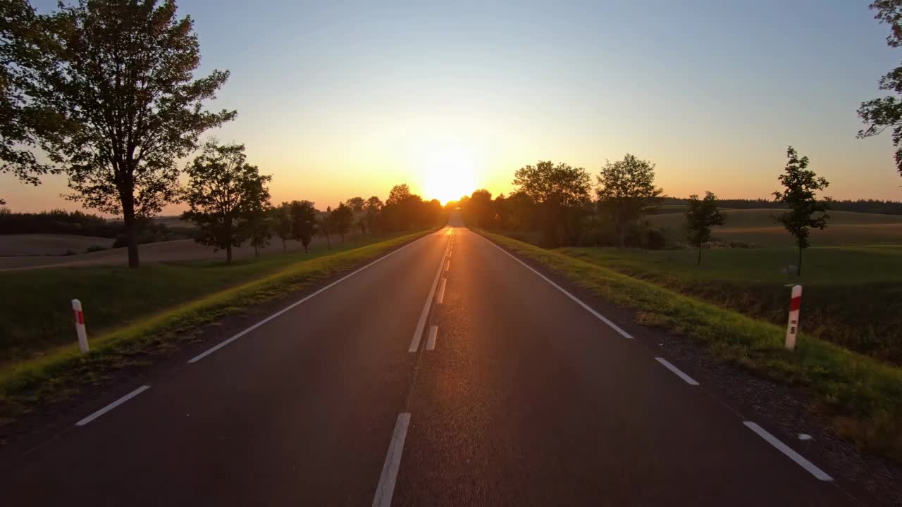 日落时分的乡间小路上视频素材