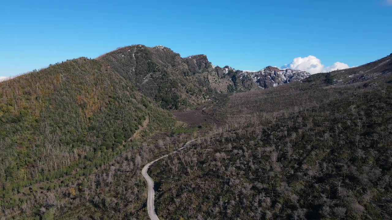 阿尔卑斯山的航拍照片。开着直升机飞过山脉，岩石，山脊。景观，绿草，天空，云，自然，无人机视频。意大利Capmania。视频素材